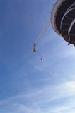 Άποψη άνωθεν σχετικά με το μη αναγνωρισμένο άτομο που κάνει το άλμα bungee στοκ εικόνες Άποψη άνωθεν σχετικά με το μη αναγνωρισμένο άτομο που κάνει το άλμα bungee στοκ εικόνες