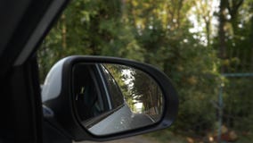 Άποψη έξω ο οπισθοσκόπος καθρέφτης, όταν περνά το αυτοκίνητο κατά μήκος του δρόμου το καλοκαίρι 4k, σε αργή κίνηση πυροβολισμός απόθεμα βίντεο Άποψη έξω ο οπισθοσκόπος καθρέφτης, όταν περνά το αυτοκίνητο κατά μήκος του δρόμου το καλοκαίρι 4k, σε αργή κίνηση πυροβολισμός απόθεμα βίντεο