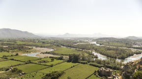 Άποψη από τα riuns του κάστρου Skoder στην Αλβανία στον ποταμό Buna στοκ εικόνες Άποψη από τα riuns του κάστρου Skoder στην Αλβανία στον ποταμό Buna στοκ εικόνες