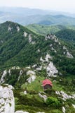 Άποψη από την κορυφή της αιχμής σε ένα καταφύγιο βουνών στοκ φωτογραφία με δικαίωμα ελεύθερης χρήσης Άποψη από την κορυφή της αιχμής σε ένα καταφύγιο βουνών στοκ φωτογραφία με δικαίωμα ελεύθερης χρήσης
