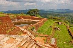 Άποψη από την κορυφή του βράχου λιονταριών Sigiriya στοκ φωτογραφία με δικαίωμα ελεύθερης χρήσης Άποψη από την κορυφή του βράχου λιονταριών Sigiriya στοκ φωτογραφία με δικαίωμα ελεύθερης χρήσης