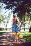 Άποψη από την πίσω bicycling τοποθέτηση γυναικών με ένα κίτρινο αναδρομικό ποδήλατο στοκ φωτογραφίες Άποψη από την πίσω bicycling τοποθέτηση γυναικών με ένα κίτρινο αναδρομικό ποδήλατο στοκ φωτογραφίες