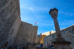 Άποψη από την πόρτα και τους παλαιούς τοίχους της πόλης Dubrovnik, Δαλματία, Κροατία Η ομορφιά της παρατίθεται στον κόσμο Herita στοκ φωτογραφίες Άποψη από την πόρτα και τους παλαιούς τοίχους της πόλης Dubrovnik, Δαλματία, Κροατία Η ομορφιά της παρατίθεται στον κόσμο Herita στοκ φωτογραφίες