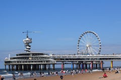 Άποψη από τις παραλίες του Scheveningen της αποβάθρας με την έλξη bungyjumo- και zipline στοκ φωτογραφία Άποψη από τις παραλίες του Scheveningen της αποβάθρας με την έλξη bungyjumo- και zipline στοκ φωτογραφία