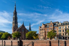 Άποψη από το Speicherstadt στην κύρια εκκλησία ST Katharinen στοκ εικόνες με δικαίωμα ελεύθερης χρήσης Άποψη από το Speicherstadt στην κύρια εκκλησία ST Katharinen στοκ εικόνες με δικαίωμα ελεύθερης χρήσης