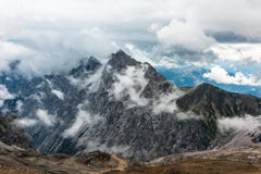 Άποψη από το βουνό Zugspitze προς την Αυστρία Θερινός νεφελώδης πυροβολισμός Ύψος 2650 μέτρα στοκ φωτογραφία Άποψη από το βουνό Zugspitze προς την Αυστρία Θερινός νεφελώδης πυροβολισμός Ύψος 2650 μέτρα στοκ φωτογραφία