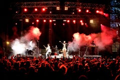 Άποψη από το πλήθος της συναυλίας του Λα ROUX (ζώνη) στο φεστιβάλ MBC στοκ φωτογραφίες με δικαίωμα ελεύθερης χρήσης Άποψη από το πλήθος της συναυλίας του Λα ROUX (ζώνη) στο φεστιβάλ MBC στοκ φωτογραφίες με δικαίωμα ελεύθερης χρήσης