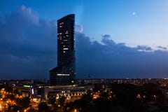 Άποψη από το ύψος της πόλης Wroclaw, αστικός νυχτερινός ουρανός, σύγχρονη αρχιτεκτονική, ουρανοξύστης στοκ εικόνα Άποψη από το ύψος της πόλης Wroclaw, αστικός νυχτερινός ουρανός, σύγχρονη αρχιτεκτονική, ουρανοξύστης στοκ εικόνα