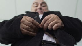 Άποψη βάσεων του παχουλού ατόμου στο κλασικό κοστούμι που στερεώνει ένα κουμπί στο σακάκι του, κινηματογράφηση σε πρώτο πλάνο απόθεμα βίντεο Άποψη βάσεων του παχουλού ατόμου στο κλασικό κοστούμι που στερεώνει ένα κουμπί στο σακάκι του, κινηματογράφηση σε πρώτο πλάνο απόθεμα βίντεο