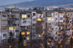 Άποψη ηλιοβασιλέματος του χαρακτηριστικού κατοικημένου κτηρίου από την κομμουνιστική περίοδο στην πόλη της Sofia, Βουλγαρία στοκ εικόνες με δικαίωμα ελεύθερης χρήσης Άποψη ηλιοβασιλέματος του χαρακτηριστικού κατοικημένου κτηρίου από την κομμουνιστική περίοδο στην πόλη της Sofia, Βουλγαρία στοκ εικόνες με δικαίωμα ελεύθερης χρήσης