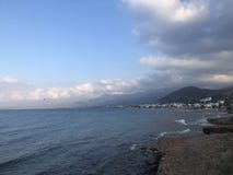 Άποψη θάλασσας με τα σύννεφα στο θερινό χρόνο στοκ φωτογραφία Άποψη θάλασσας με τα σύννεφα στο θερινό χρόνο στοκ φωτογραφία