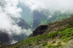 Άποψη κάτω από την αιχμή βουνών Pico do Arieiro στη Μαδέρα στοκ εικόνες Άποψη κάτω από την αιχμή βουνών Pico do Arieiro στη Μαδέρα στοκ εικόνες