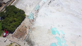 Άποψη ματιών πουλιών των θερμών πηγών που βρίσκονται στα άσπρα πεζούλια ασβεστόλιθων Πετώντας πέρα από τους τραβερτίνες σε Pamukk απόθεμα βίντεο Άποψη ματιών πουλιών των θερμών πηγών που βρίσκονται στα άσπρα πεζούλια ασβεστόλιθων Πετώντας πέρα από τους τραβερτίνες σε Pamukk απόθεμα βίντεο