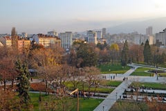 Άποψη μπαλκονιών των κτηρίων κοντά στο εθνικό παλάτι του πολιτισμού NDK στο κέντρο της Sofia, Βουλγαρία στοκ εικόνα Άποψη μπαλκονιών των κτηρίων κοντά στο εθνικό παλάτι του πολιτισμού NDK στο κέντρο της Sofia, Βουλγαρία στοκ εικόνα