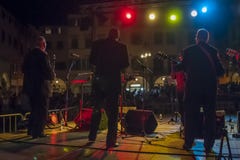 Άποψη νύχτας μιας υπαίθριας συναυλίας από το πίσω μέρος της σκηνής στοκ φωτογραφίες Άποψη νύχτας μιας υπαίθριας συναυλίας από το πίσω μέρος της σκηνής στοκ φωτογραφίες