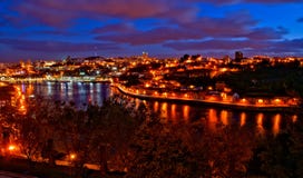 Άποψη νύχτας ποταμών Douro στο Πόρτο στοκ εικόνες Άποψη νύχτας ποταμών Douro στο Πόρτο στοκ εικόνες
