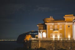 Άποψη νύχτας Σορέντο και της Μεσογείου, Ιταλία στοκ εικόνες με δικαίωμα ελεύθερης χρήσης Άποψη νύχτας Σορέντο και της Μεσογείου, Ιταλία στοκ εικόνες με δικαίωμα ελεύθερης χρήσης