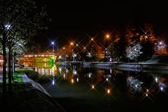 Άποψη νύχτας του φωτισμένου ποταμού Bega σε Timisoara στοκ εικόνες με δικαίωμα ελεύθερης χρήσης Άποψη νύχτας του φωτισμένου ποταμού Bega σε Timisoara στοκ εικόνες με δικαίωμα ελεύθερης χρήσης