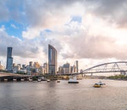 Άποψη οριζόντων πόλεων του Μπρίσμπαν από Southbank στοκ εικόνες με δικαίωμα ελεύθερης χρήσης Άποψη οριζόντων πόλεων του Μπρίσμπαν από Southbank στοκ εικόνες με δικαίωμα ελεύθερης χρήσης