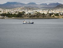 Άποψη πέρα από την αλιεία του λιμένα και της πόλης, SAN Vincente, Mindelo, στοκ εικόνες με δικαίωμα ελεύθερης χρήσης Άποψη πέρα από την αλιεία του λιμένα και της πόλης, SAN Vincente, Mindelo, στοκ εικόνες με δικαίωμα ελεύθερης χρήσης