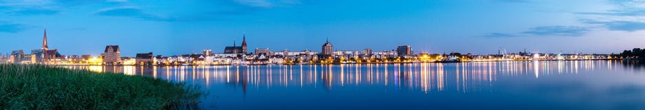 Άποψη πανοράματος νύχτας στο $ροστόκ Ποταμός Warnow και λιμένας πόλεων Στοκ Εικόνες Άποψη πανοράματος νύχτας στο $ροστόκ Ποταμός Warnow και λιμένας πόλεων Στοκ Εικόνες