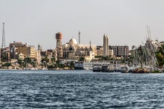20 05 Άποψη πανοράματος της Αιγύπτου πόλεων 18 Aswan από μια βάρκα στη δυτική ακτή του Νείλου μια ηλιόλουστη ημέρα στοκ εικόνα 20 05 Άποψη πανοράματος της Αιγύπτου πόλεων 18 Aswan από μια βάρκα στη δυτική ακτή του Νείλου μια ηλιόλουστη ημέρα στοκ εικόνα