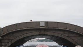 Άποψη που πυροβολείται της μετάβασης κάτω από τη γέφυρα Γύρος ποταμών στη Αγία Πετρούπολη Επίσκεψη Λεωφορείο ποταμών που πηγαίνει απόθεμα βίντεο Άποψη που πυροβολείται της μετάβασης κάτω από τη γέφυρα Γύρος ποταμών στη Αγία Πετρούπολη Επίσκεψη Λεωφορείο ποταμών που πηγαίνει απόθεμα βίντεο