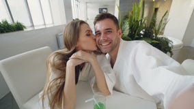 Άποψη που πυροβολείται του ελκυστικού βίντεο καταγραφής ζευγών αγάπης χαλαρώνοντας στη SPA ημέρας από κοινού Οι νέοι είναι φιλμ μικρού μήκους Άποψη που πυροβολείται του ελκυστικού βίντεο καταγραφής ζευγών αγάπης χαλαρώνοντας στη SPA ημέρας από κοινού Οι νέοι είναι φιλμ μικρού μήκους
