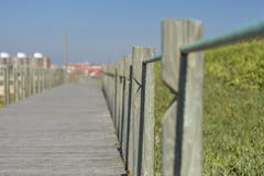 Άποψη προοπτικής της ξύλινης για τους πεζούς διάβασης πεζών, προς τον ωκεανό, δίπλα στην παραλία, Πορτογαλία στοκ εικόνα με δικαίωμα ελεύθερης χρήσης Άποψη προοπτικής της ξύλινης για τους πεζούς διάβασης πεζών, προς τον ωκεανό, δίπλα στην παραλία, Πορτογαλία στοκ εικόνα με δικαίωμα ελεύθερης χρήσης