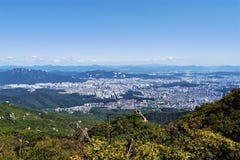 Άποψη στη Σεούλ από το εθνικό πάρκο Bukhansan, Σεούλ, Κορέα στοκ εικόνα Άποψη στη Σεούλ από το εθνικό πάρκο Bukhansan, Σεούλ, Κορέα στοκ εικόνα