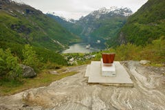 Άποψη στο όμορφο φιορδ Geiranger με τα κρουαζιερόπλοια από την καρέκλα βασίλισσας ` s Sonja σε Geiranger, Νορβηγία στοκ φωτογραφία Άποψη στο όμορφο φιορδ Geiranger με τα κρουαζιερόπλοια από την καρέκλα βασίλισσας ` s Sonja σε Geiranger, Νορβηγία στοκ φωτογραφία