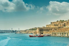 Άποψη σχετικά με Valletta από τη θάλασσα στη Μάλτα Στοκ Εικόνες Άποψη σχετικά με Valletta από τη θάλασσα στη Μάλτα Στοκ Εικόνες