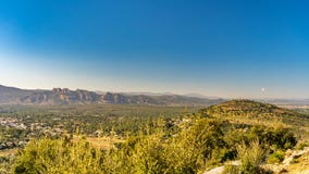 Άποψη σχετικά με την κοιλάδα των σίγουρων agens roquebrune, υπόστεγο δ “azur, Γαλλία στοκ εικόνα Άποψη σχετικά με την κοιλάδα των σίγουρων agens roquebrune, υπόστεγο δ “azur, Γαλλία στοκ εικόνα