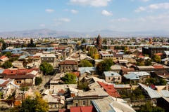 Άποψη σχετικά με την πόλη Gyumri, Αρμενία με το θόλο της εκκλησίας ενάντια στο σκηνικό των βουνών στοκ φωτογραφία Άποψη σχετικά με την πόλη Gyumri, Αρμενία με το θόλο της εκκλησίας ενάντια στο σκηνικό των βουνών στοκ φωτογραφία