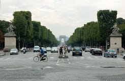Άποψη της αψίδας Trumphal στο Παρίσι από τη θέση de Λα Concorde μέσω του Champs Elysees στοκ εικόνα Άποψη της αψίδας Trumphal στο Παρίσι από τη θέση de Λα Concorde μέσω του Champs Elysees στοκ εικόνα