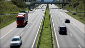 Άποψη της εθνικής οδού στην οποία τα αυτοκίνητα οδηγούνται Άποψη της εθνικής οδού στην οποία τα αυτοκίνητα οδηγούνται