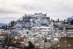 Άποψη της ιστορικής πόλης του Σάλτζμπουργκ το χειμώνα στοκ εικόνες με δικαίωμα ελεύθερης χρήσης Άποψη της ιστορικής πόλης του Σάλτζμπουργκ το χειμώνα στοκ εικόνες με δικαίωμα ελεύθερης χρήσης