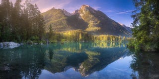 Άποψη της λίμνης Hintersee στις βαυαρικές Άλπεις, Γερμανία στοκ φωτογραφία με δικαίωμα ελεύθερης χρήσης Άποψη της λίμνης Hintersee στις βαυαρικές Άλπεις, Γερμανία στοκ φωτογραφία με δικαίωμα ελεύθερης χρήσης