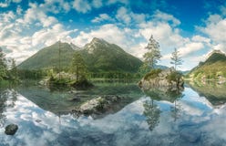 Άποψη της λίμνης Hintersee στις βαυαρικές Άλπεις, Γερμανία στοκ φωτογραφία με δικαίωμα ελεύθερης χρήσης Άποψη της λίμνης Hintersee στις βαυαρικές Άλπεις, Γερμανία στοκ φωτογραφία με δικαίωμα ελεύθερης χρήσης