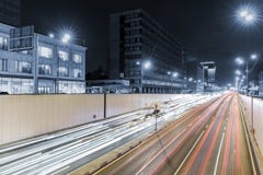 Άποψη της μητρόπολης μεταφορών, της κυκλοφορίας και των μουτζουρωμένων φω'των στοκ φωτογραφία με δικαίωμα ελεύθερης χρήσης Άποψη της μητρόπολης μεταφορών, της κυκλοφορίας και των μουτζουρωμένων φω'των στοκ φωτογραφία με δικαίωμα ελεύθερης χρήσης