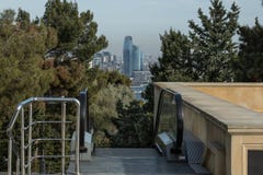 Άποψη της πόλης στο πάρκο πάνω από την κυλιόμενη σκάλα στοκ φωτογραφίες Άποψη της πόλης στο πάρκο πάνω από την κυλιόμενη σκάλα στοκ φωτογραφίες