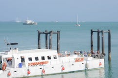 Άποψη της τελικών αποβάθρας και του τουρίστα λιμένων ferrie στο λιμένα στοκ εικόνα Άποψη της τελικών αποβάθρας και του τουρίστα λιμένων ferrie στο λιμένα στοκ εικόνα