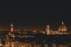 Άποψη της Φλωρεντίας κατά τη διάρκεια της νύχτας στοκ φωτογραφίες με δικαίωμα ελεύθερης χρήσης Άποψη της Φλωρεντίας κατά τη διάρκεια της νύχτας στοκ φωτογραφίες με δικαίωμα ελεύθερης χρήσης