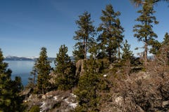 Άποψη της φύσης γύρω από τη λίμνη Tahoe στη χειμερινή εποχή, Νεβάδα, ΗΠΑ στοκ φωτογραφίες με δικαίωμα ελεύθερης χρήσης Άποψη της φύσης γύρω από τη λίμνη Tahoe στη χειμερινή εποχή, Νεβάδα, ΗΠΑ στοκ φωτογραφίες με δικαίωμα ελεύθερης χρήσης