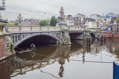 Άποψη του Blauwbrug πέρα από το Amstel στοκ εικόνες Άποψη του Blauwbrug πέρα από το Amstel στοκ εικόνες
