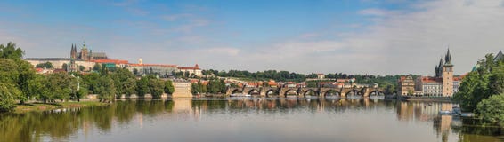Άποψη του αναχώματος Vltava, γέφυρα του Charles και καθεδρικός ναός του ST Vitus στην Πράγα, Δημοκρατία της Τσεχίας στοκ φωτογραφίες Άποψη του αναχώματος Vltava, γέφυρα του Charles και καθεδρικός ναός του ST Vitus στην Πράγα, Δημοκρατία της Τσεχίας στοκ φωτογραφίες