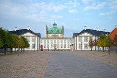 Άποψη του απογεύματος Fredensborg Castle το Νοέμβριο Δανία στοκ φωτογραφίες Άποψη του απογεύματος Fredensborg Castle το Νοέμβριο Δανία στοκ φωτογραφίες