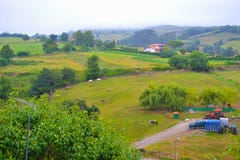 Άποψη του καλλιεργήσιμου εδάφους Santillana del Mar, Cantabria, Ισπανία Πράσινος στοκ φωτογραφία Άποψη του καλλιεργήσιμου εδάφους Santillana del Mar, Cantabria, Ισπανία Πράσινος στοκ φωτογραφία