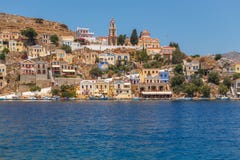 Άποψη του κόλπου και των ζωηρόχρωμων σπιτιών του νησιού Symi, Ελλάδα στοκ εικόνα με δικαίωμα ελεύθερης χρήσης Άποψη του κόλπου και των ζωηρόχρωμων σπιτιών του νησιού Symi, Ελλάδα στοκ εικόνα με δικαίωμα ελεύθερης χρήσης