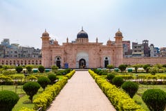 Άποψη του μαυσωλείου Bibipari στο οχυρό Lalbagh, Dhaka, Μπανγκλαντές στοκ φωτογραφία με δικαίωμα ελεύθερης χρήσης Άποψη του μαυσωλείου Bibipari στο οχυρό Lalbagh, Dhaka, Μπανγκλαντές στοκ φωτογραφία με δικαίωμα ελεύθερης χρήσης